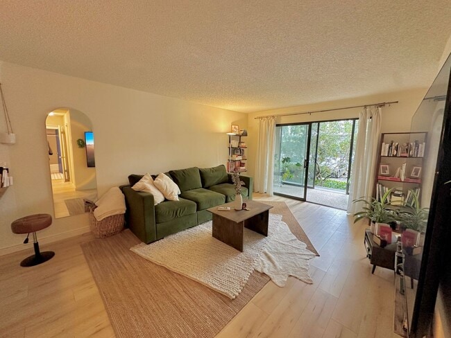 Foto del edificio - $500 OFF FIRST MONTH RENT - FIRST FLOOR ON...