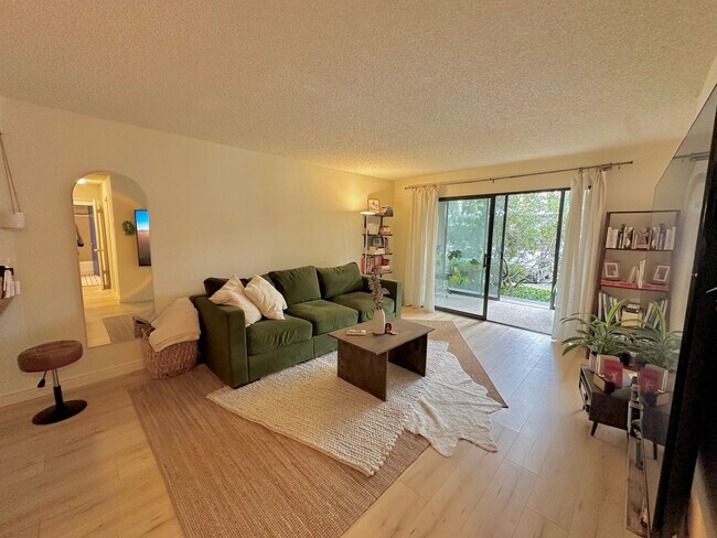 Building Photo - $500 OFF FIRST MONTH RENT - FIRST FLOOR ON...