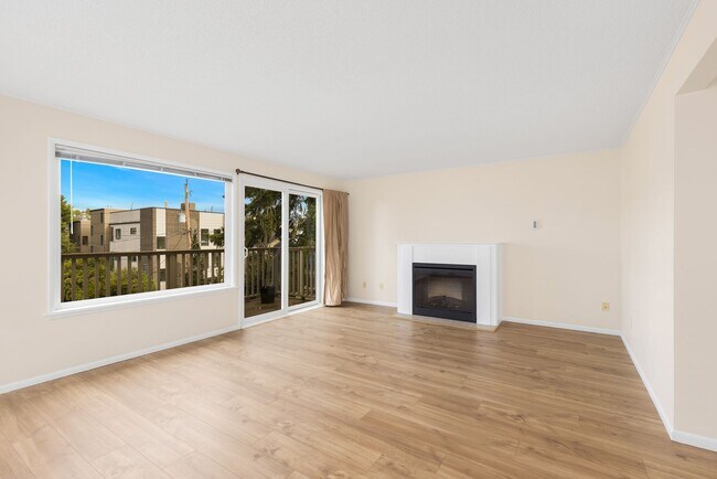 Building Photo - Renovated 2 Bedroom Unit in Magnolia