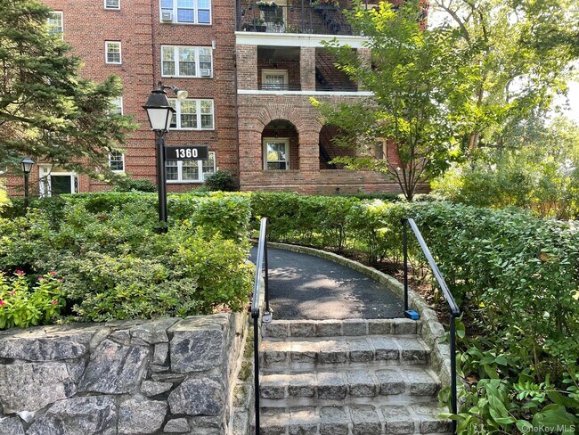 Foto del edificio - 1360 Midland Ave