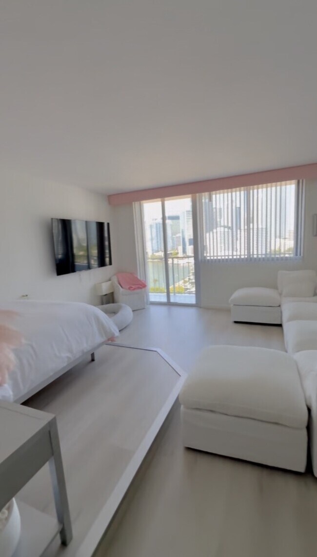 Foto del edificio - 520 Brickell Key Dr