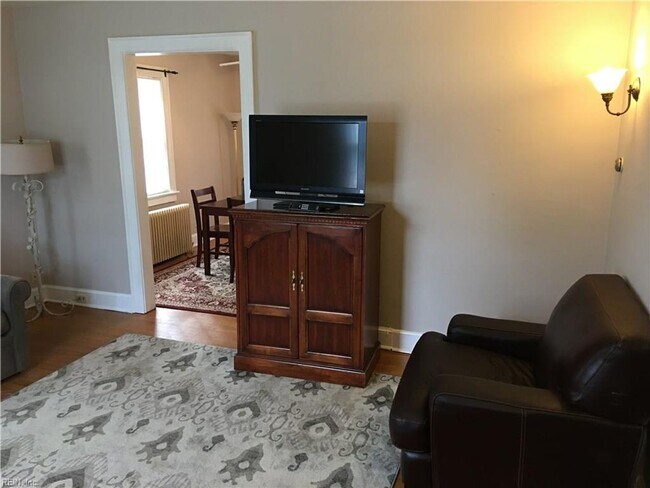 Foto del edificio - Furnished 3 Bedroom 2 story Duplex near ODU!