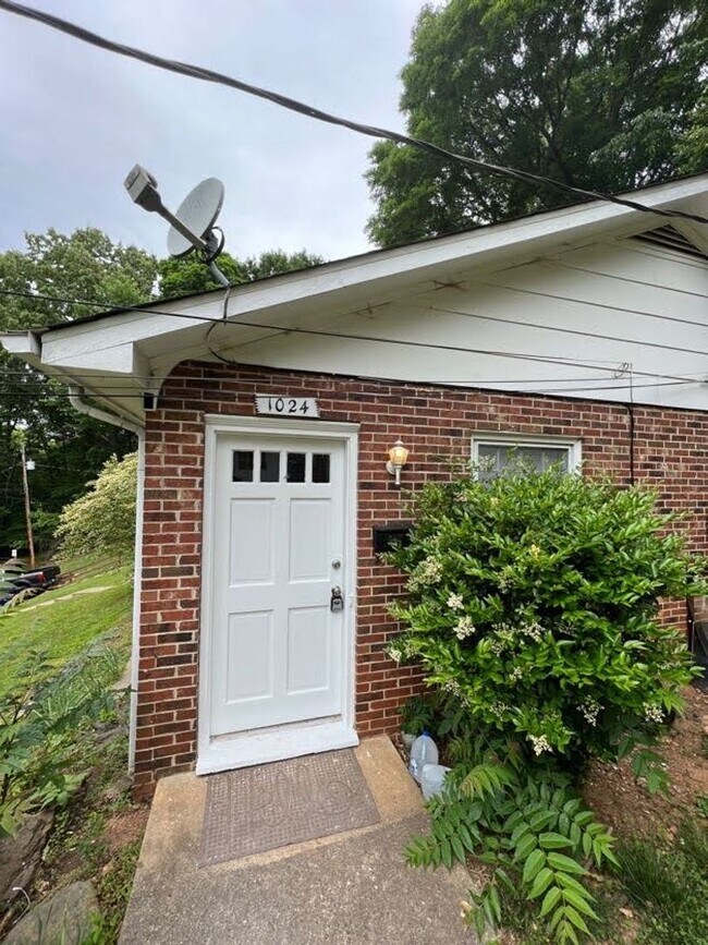 Building Photo - 2 Bedroom Duplex in a Great Location