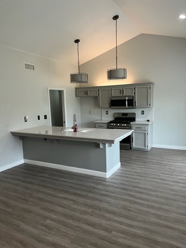 Foto del edificio - Coming Soon! Nice 3 bedroom 2 bathroom house in Hanford