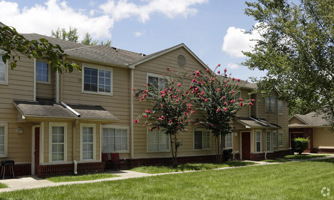 Building Photo - Howell Place