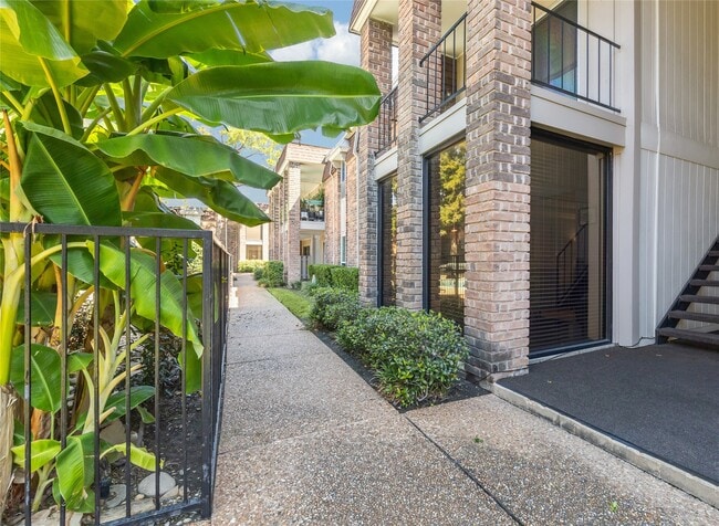 Building Photo - 7555 Katy Fwy