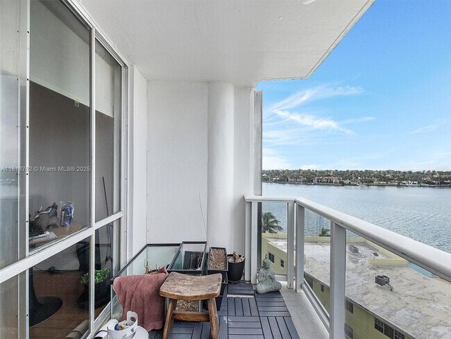 Building Photo - 900 Bay Dr