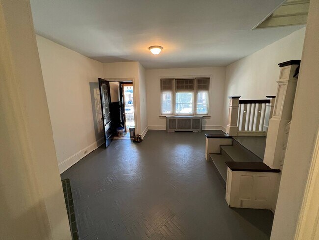 Building Photo - 822 S 58th St