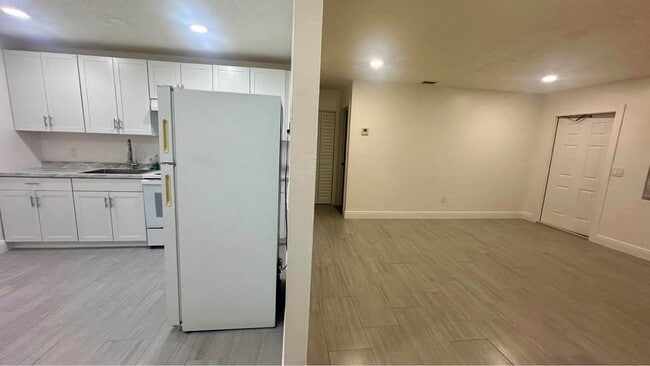 Building Photo - 3373 Hi St