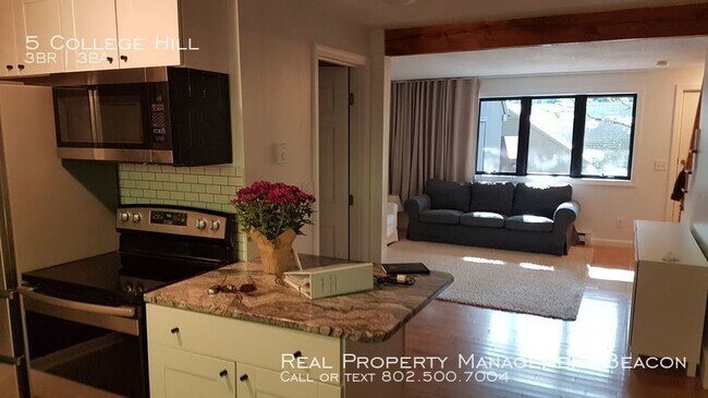 Building Photo - 3BR/2.5BA $2600 plus utilities