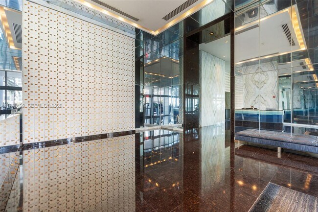 Foto del edificio - 335 S Biscayne Blvd