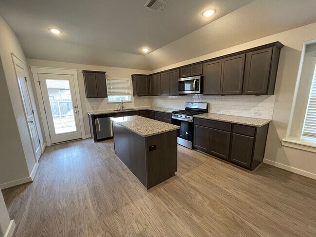 Foto del edificio - Move-in Ready in sought-after Larkspur Community!