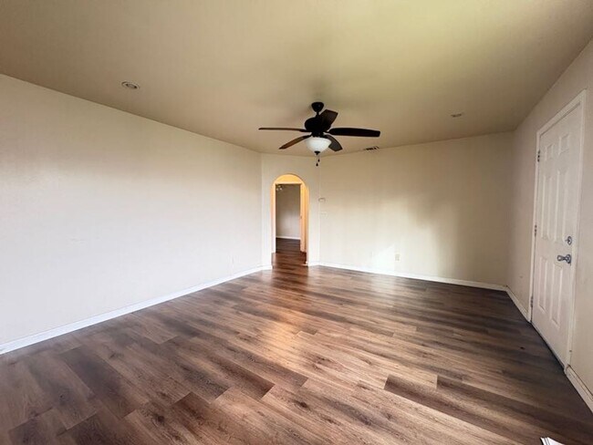 Building Photo - Recently Updated