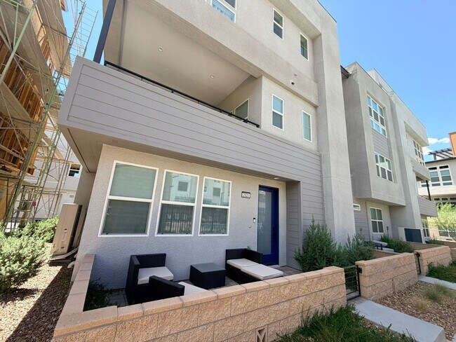 Foto del edificio - 4 bedroom Upscale Townhome