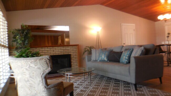 Building Photo - 2806 San Pedro Dr NE