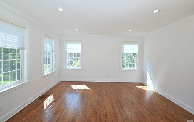 Building Photo - 16 Meadow Ln