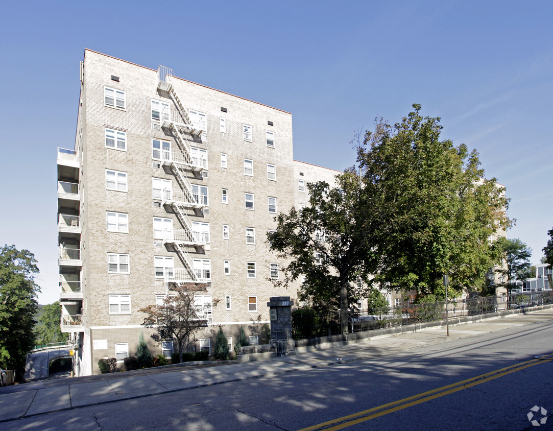 Building Photo - Crest Manor