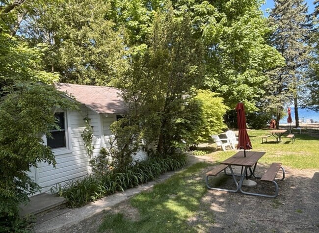 Building Photo - 853 E Front St