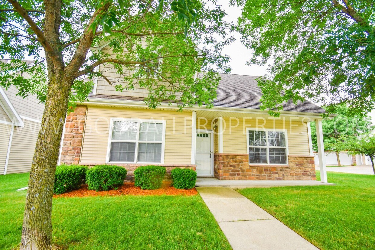 Primary Photo - Must See!!! 3 Bedroom, 2 1/2 Bath Corner U...
