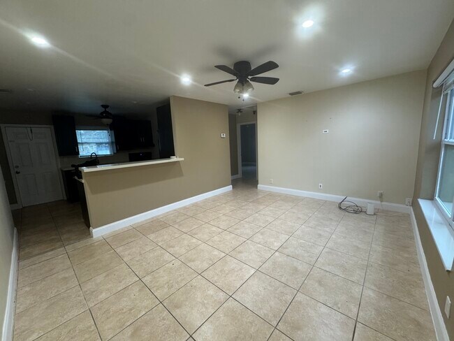 Building Photo - 401 SW 10th Ter