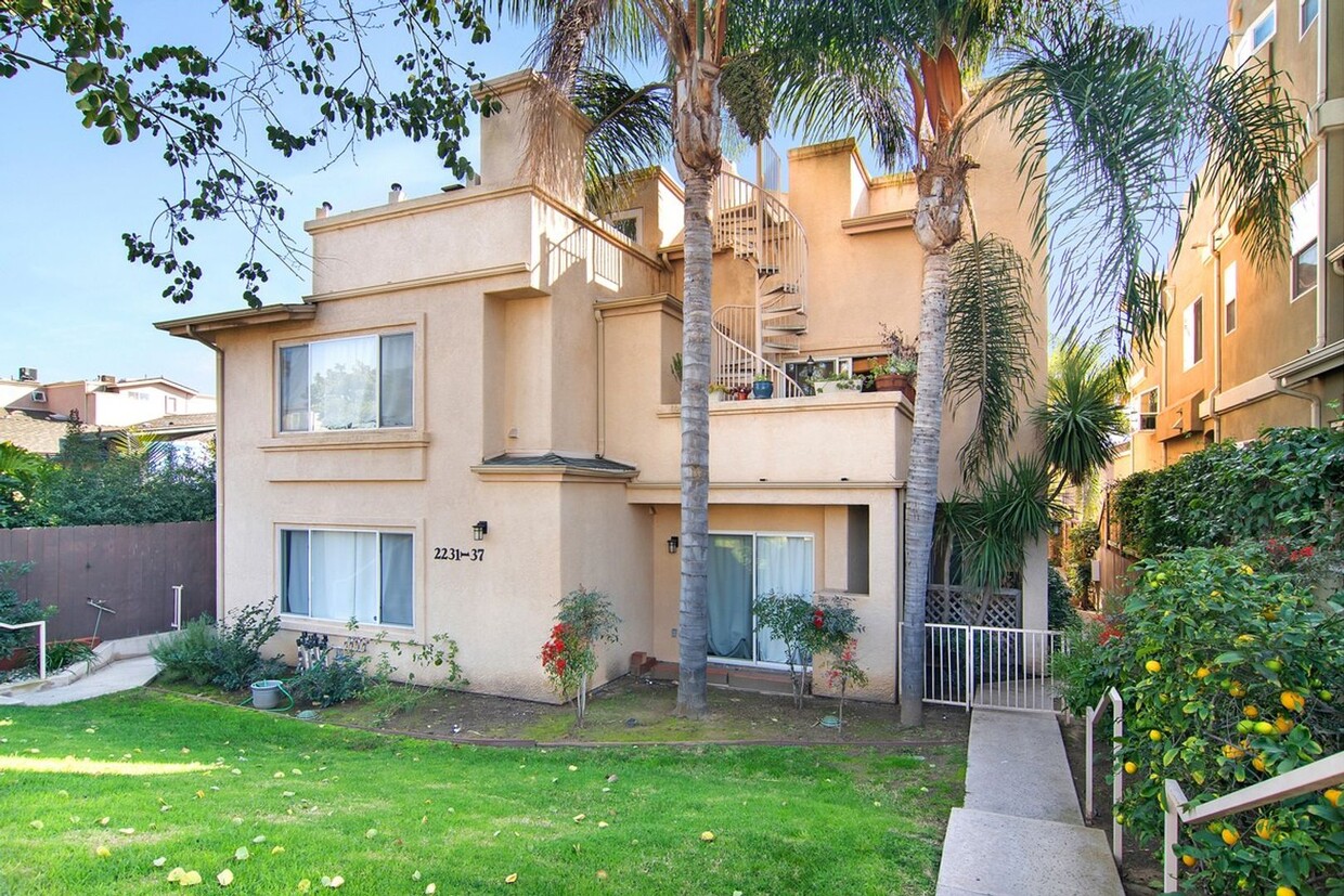 Foto principal - ***PACIFIC BEACH LIVING***2 BED 2.5 BATH**...