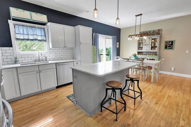 Foto del edificio - Spacious 5-Bedroom Retreat for Rent – Priv...