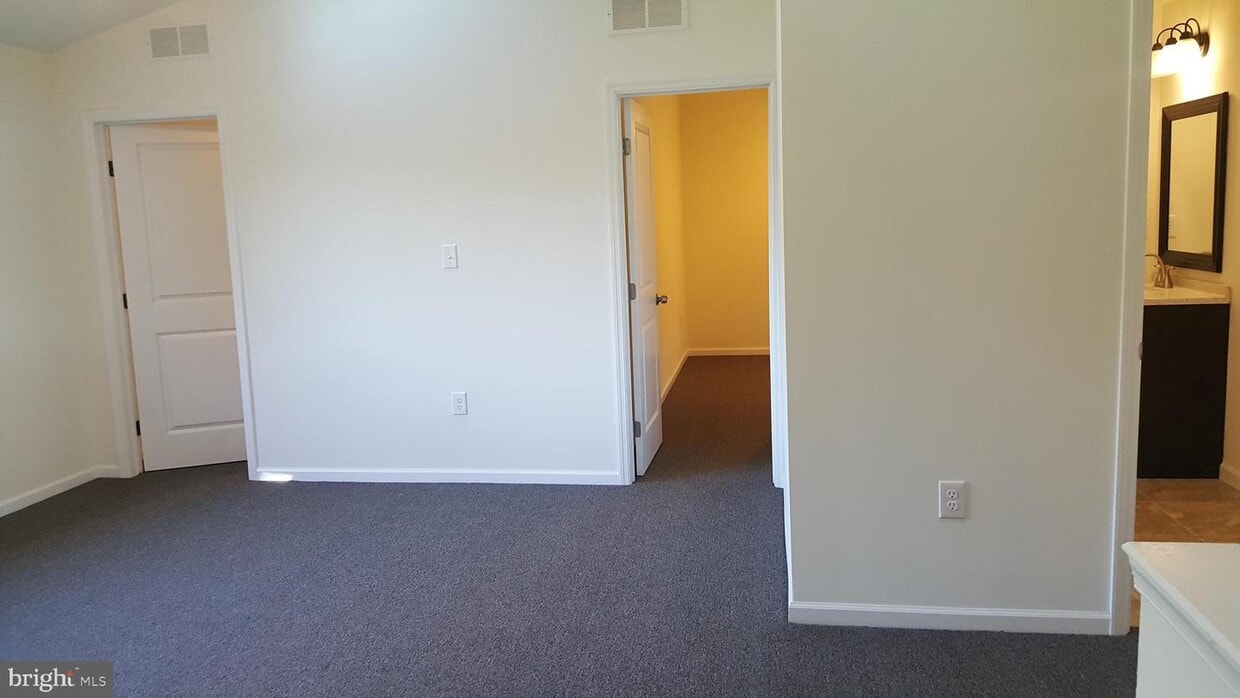 Primary Photo - 1129 W Market St