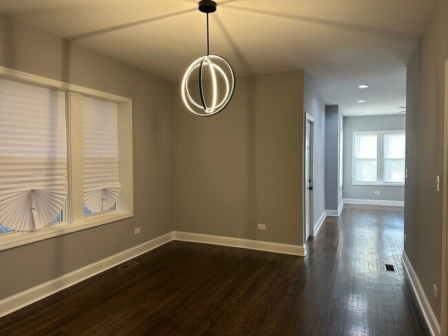 Foto del edificio - 8125 S Marshfield Ave