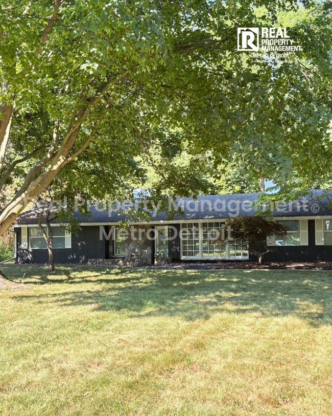 Foto del edificio - 3-Bedroom Single-Family Home in Beverly Hills, Michigan