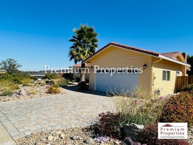 Building Photo - Beautifully Updated 3BD/2BA Single-Story H...