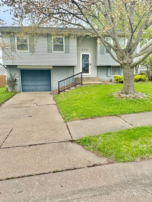 Foto principal - 674 W 64th St