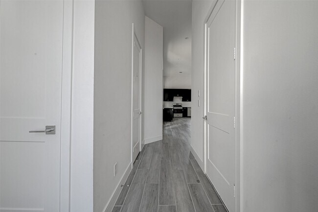 Foto del edificio - 8930 Spring Knoll Forest Dr