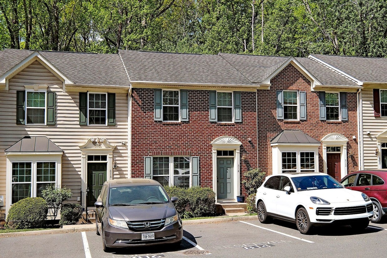 Pet-Friendly Townhome Convenient to UVA & Downtown - Pet-Friendly Townhome Convenient to UVA & Downtown