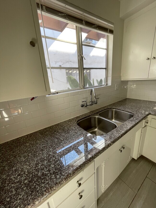 Foto del edificio - 1124 S Holt Ave