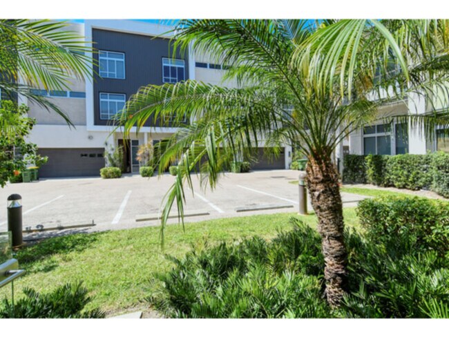 Foto del edificio - Contemporary Townhome located in Downtown ...
