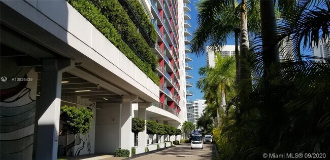Building Photo - 2600 E Hallandale Beach Blvd