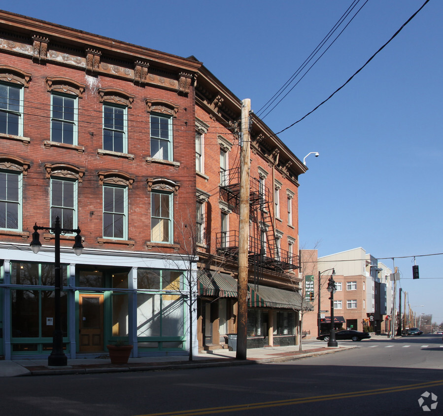 Building Photo - Stewart Manor