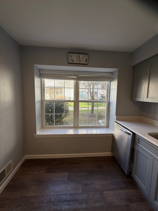 Foto del edificio - 713 Pinehurst Ct