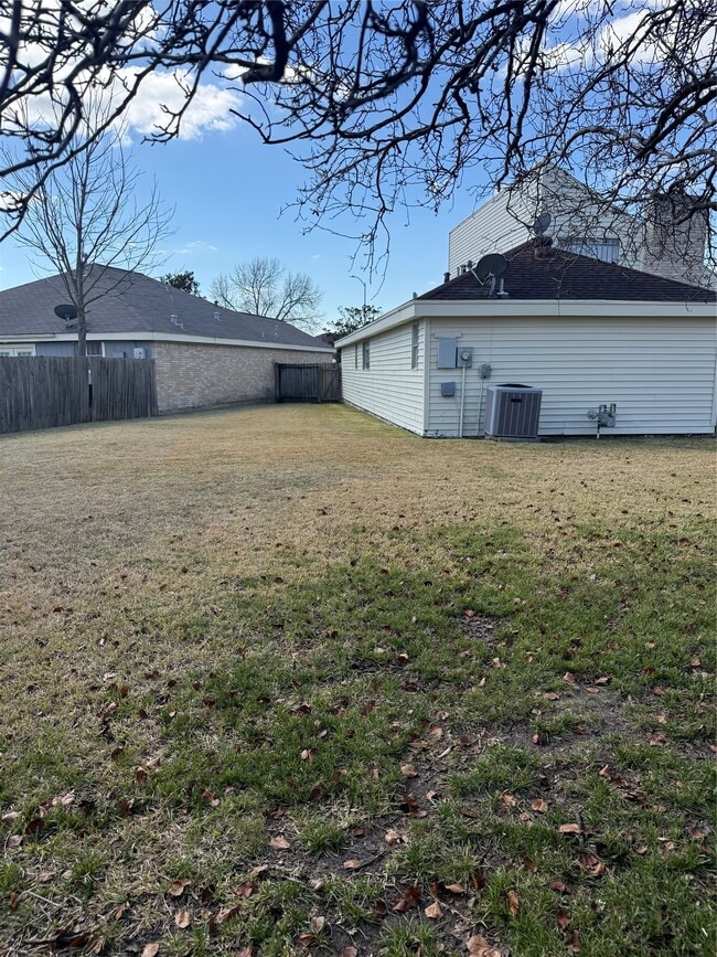 Building Photo - 6103 Linnhaven Dr