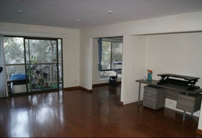 Foto del edificio - 460 N Civic Dr