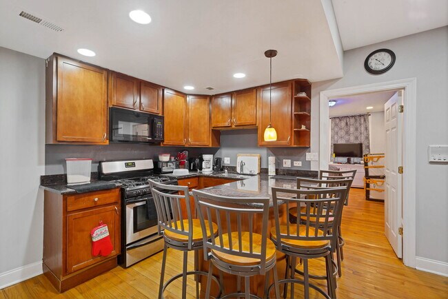 Building Photo - 6509 N Oakley Ave