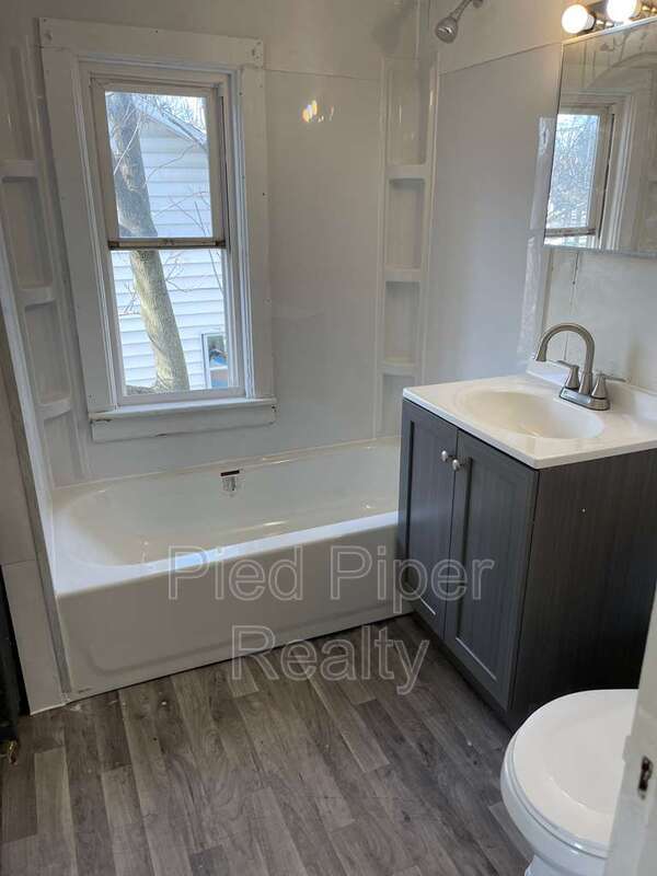 Foto del edificio - 320 W Clark St