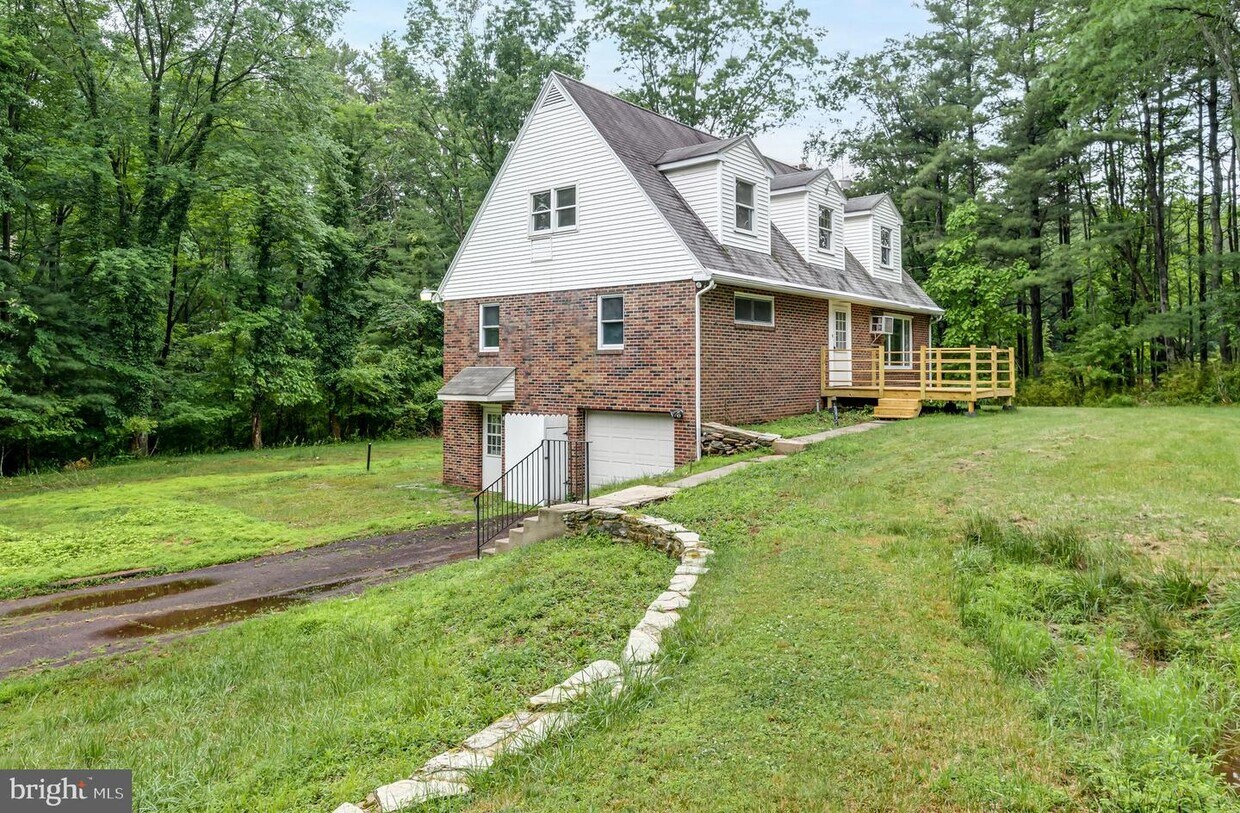 Primary Photo - 160 White Pine Way