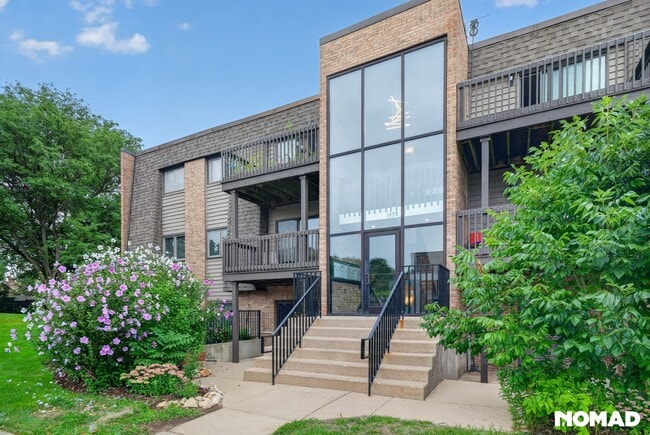 Building Photo - 1420 Stonebridge Cir