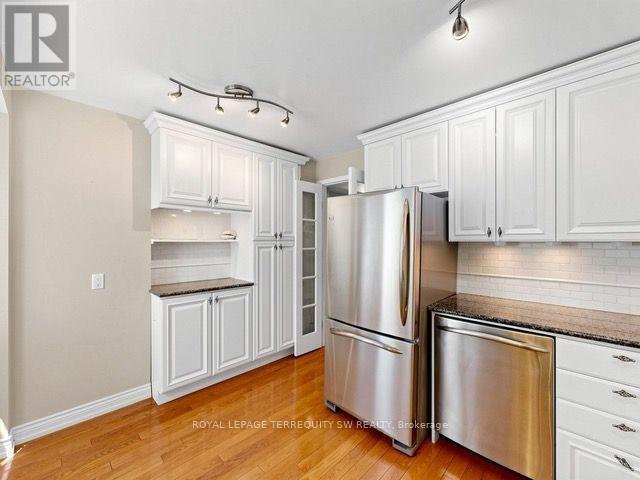 Building Photo - 601 Roehampton Ave