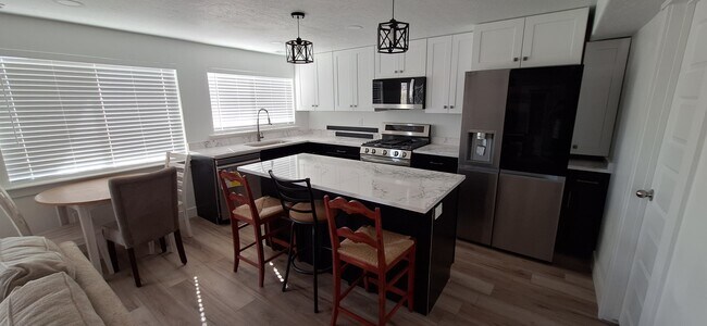Building Photo - 704 N Bennedict Dr