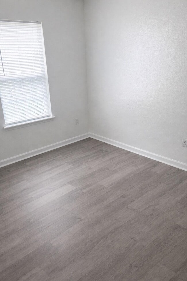 Building Photo - 2221 Timberwood Cir N