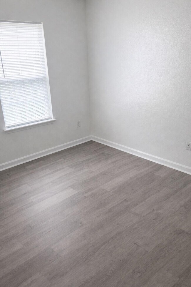 Foto del edificio - 2221 Timberwood Cir N