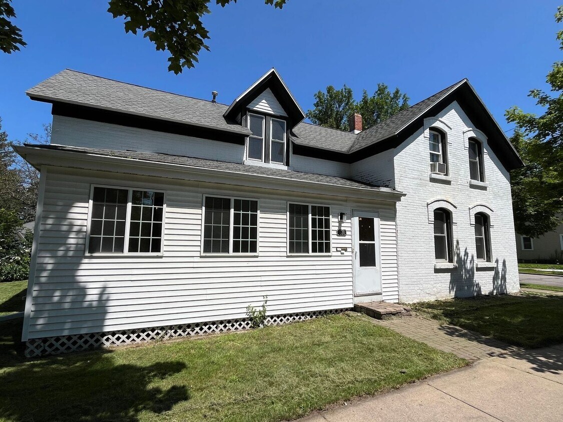 Foto principal - 4 Bedroom Single Family Home in Wausau!