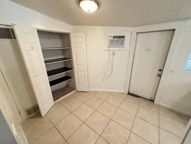 Foto del edificio - Charming 2Bed/1Bath apartment W/ Private front yard w/ porch and oversized backyard in Henderson